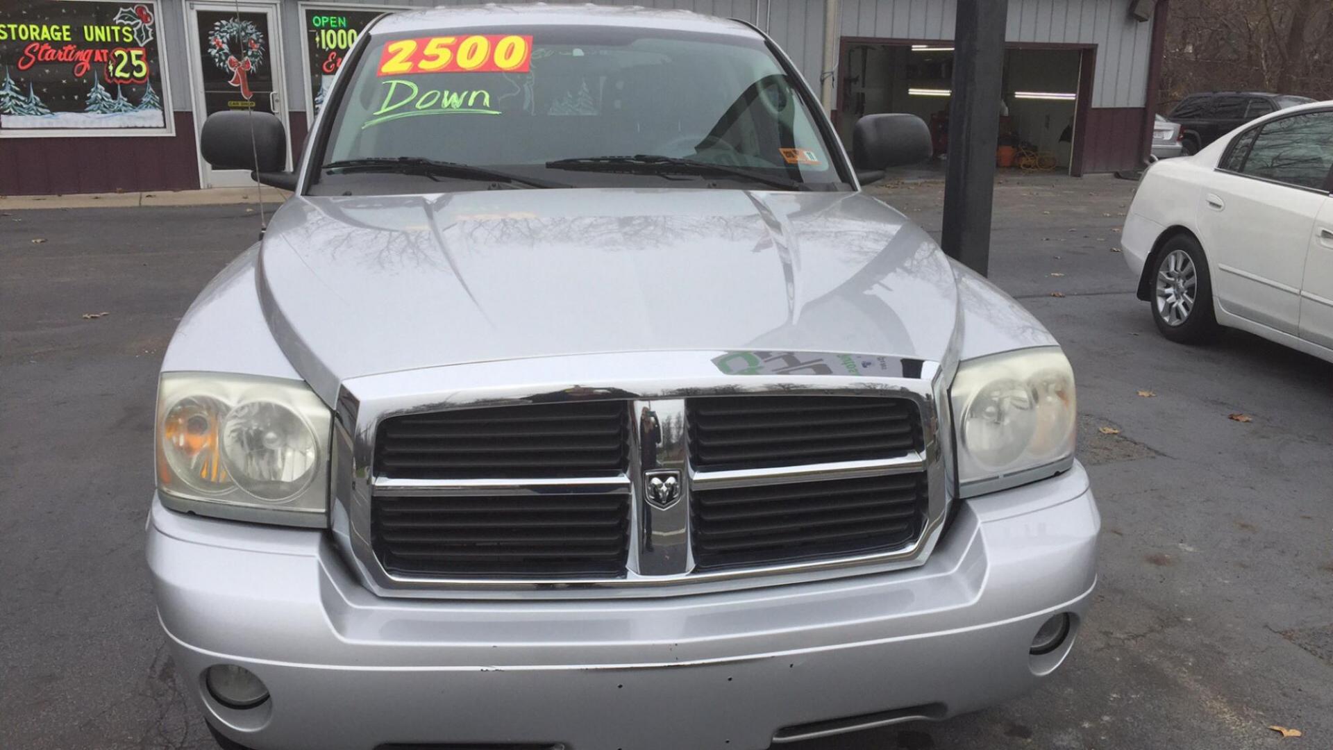 2006 SILVER DODGE DAKOTA QUAD SLT (1D7HW48K66S) with an 3.7L engine, Automatic transmission, located at 3338 US Rt. 60 East, Huntington, WV, 25705, (304) 733-9888, 38.411072, -82.379471 - Photo#0