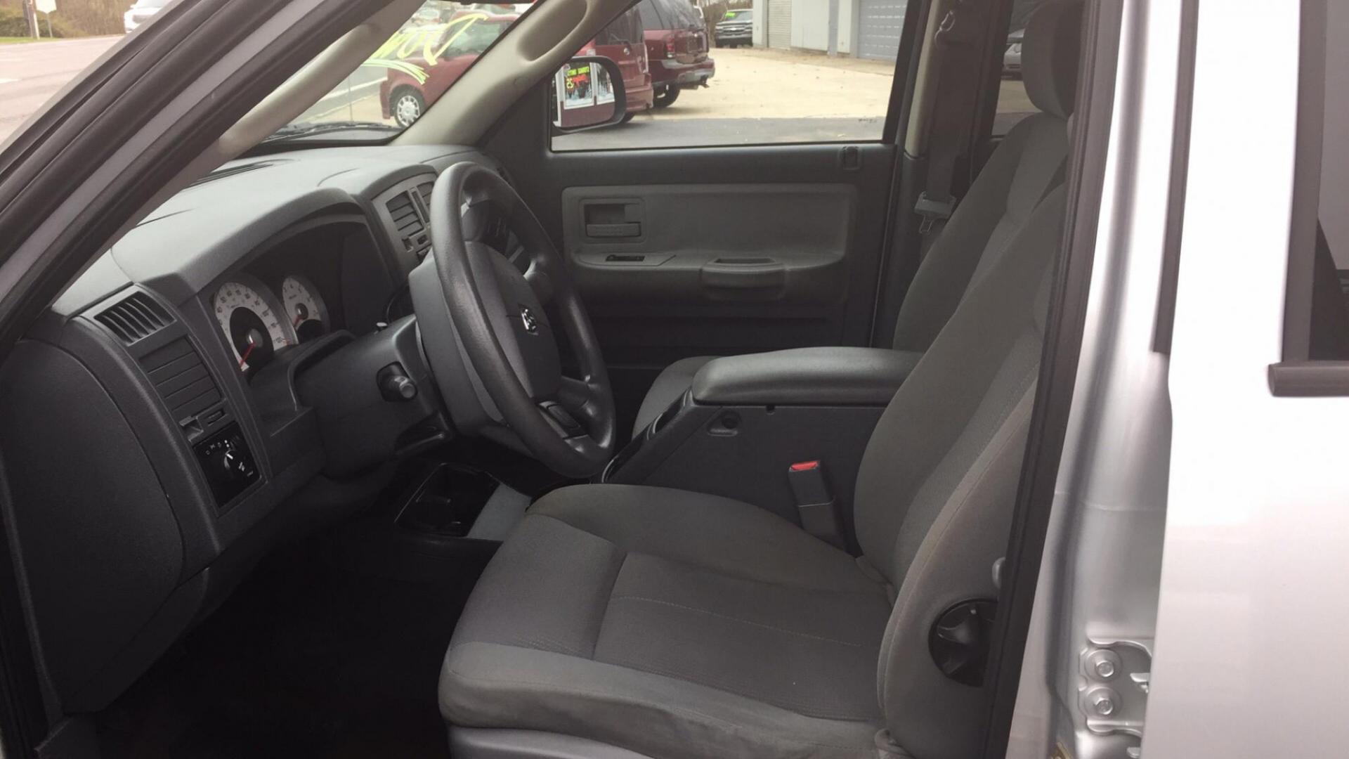 2006 SILVER DODGE DAKOTA QUAD SLT (1D7HW48K66S) with an 3.7L engine, Automatic transmission, located at 3338 US Rt. 60 East, Huntington, WV, 25705, (304) 733-9888, 38.411072, -82.379471 - Photo#5