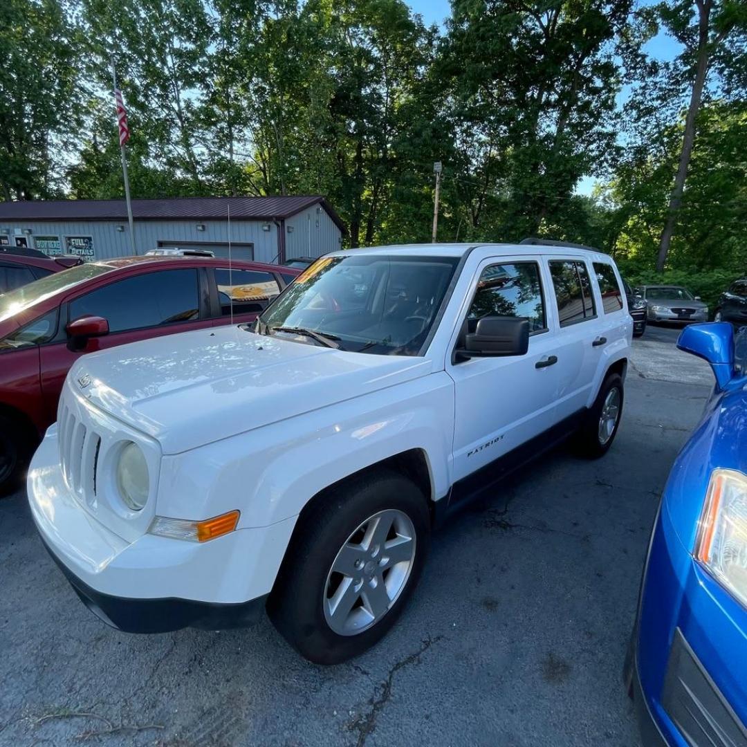 2012 WHITE JEEP PATRIOT SPORT (1C4NJPBA5CD) with an 2.0L engine, Continuously Variable transmission, located at 3338 US Rt. 60 East, Huntington, WV, 25705, (304) 733-9888, 38.411072, -82.379471 - Photo#4