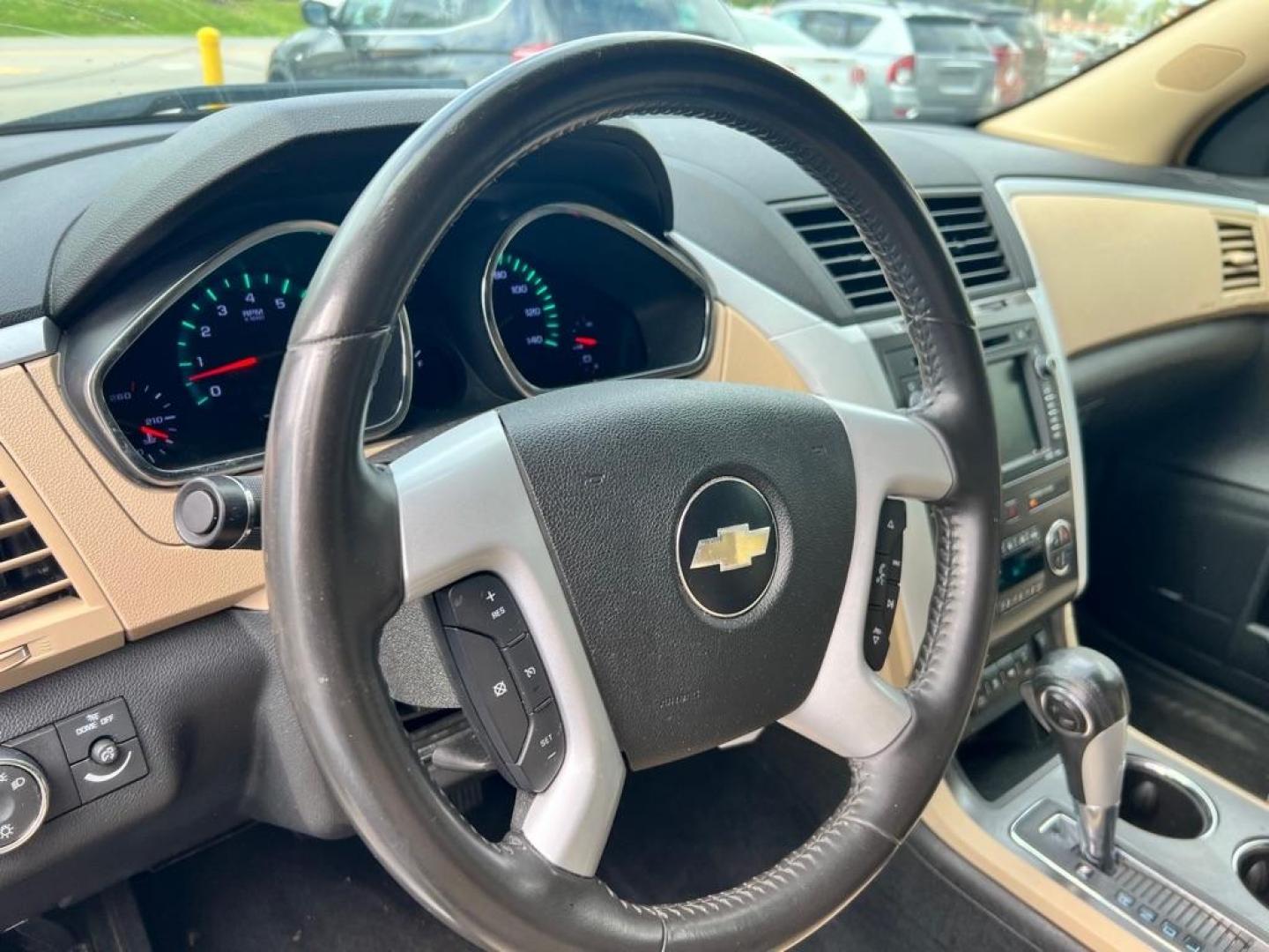 2009 WHITE CHEVROLET TRAVERSE LTZ (1GNEV33D29S) with an 3.6L engine, Automatic transmission, located at 3338 US Rt. 60 East, Huntington, WV, 25705, (304) 733-9888, 38.411072, -82.379471 - Photo#11