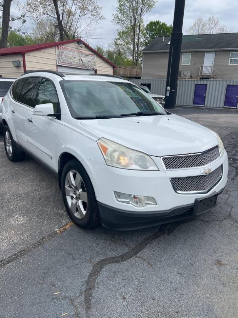 2009 WHITE CHEVROLET TRAVERSE LTZ (1GNEV33D29S) with an 3.6L engine, Automatic transmission, located at 3338 US Rt. 60 East, Huntington, WV, 25705, (304) 733-9888, 38.411072, -82.379471 - Photo#1