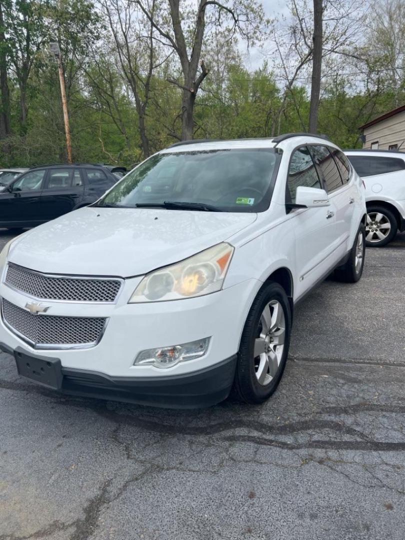 2009 WHITE CHEVROLET TRAVERSE LTZ (1GNEV33D29S) with an 3.6L engine, Automatic transmission, located at 3338 US Rt. 60 East, Huntington, WV, 25705, (304) 733-9888, 38.411072, -82.379471 - Photo#2