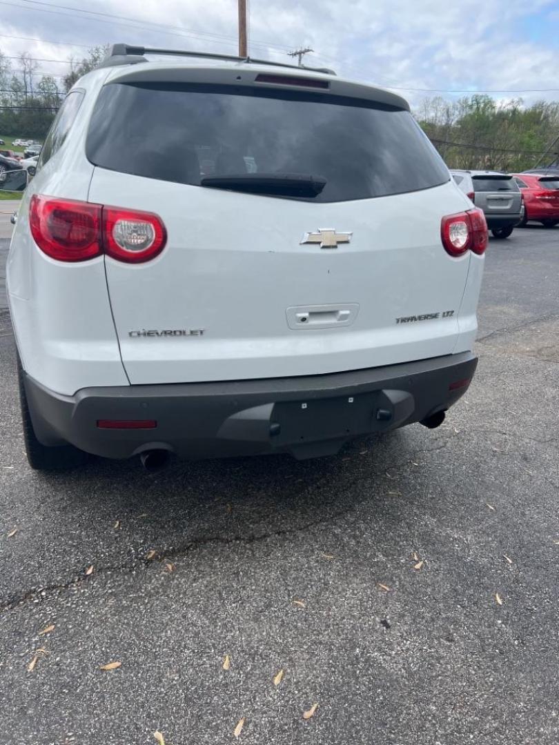 2009 WHITE CHEVROLET TRAVERSE LTZ (1GNEV33D29S) with an 3.6L engine, Automatic transmission, located at 3338 US Rt. 60 East, Huntington, WV, 25705, (304) 733-9888, 38.411072, -82.379471 - Photo#5