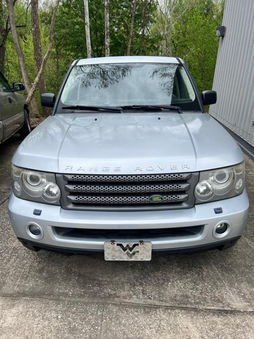 2009 SILVER LAND ROVER RANGE ROVER SPO HSE (SALSK25439A) with an 4.4L engine, Automatic transmission, located at 3338 US Rt. 60 East, Huntington, WV, 25705, (304) 733-9888, 38.411072, -82.379471 - Photo#5